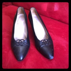 Vintage Classic CHANEL pumps